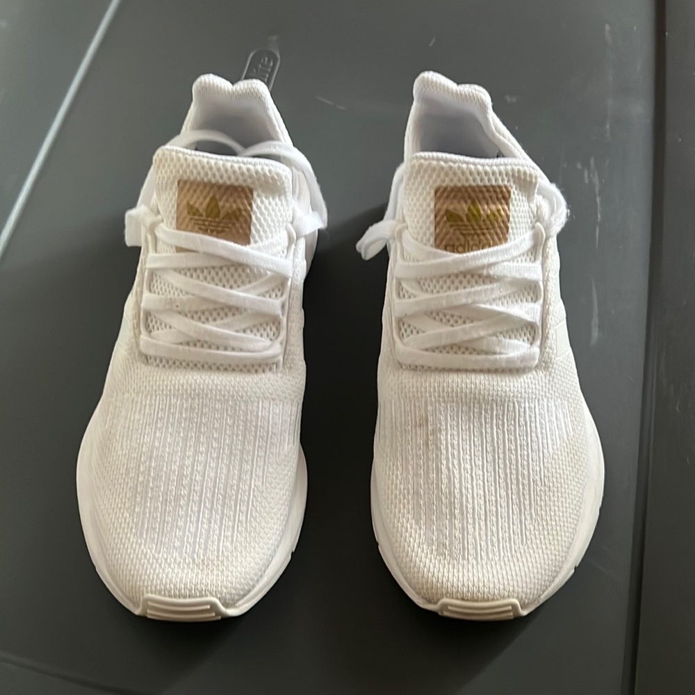 Women’s Addidas tennis shoes